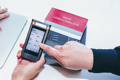 讯飞智能录音笔助力人民网记者两会采访，高效翻译服务引领媒体创新